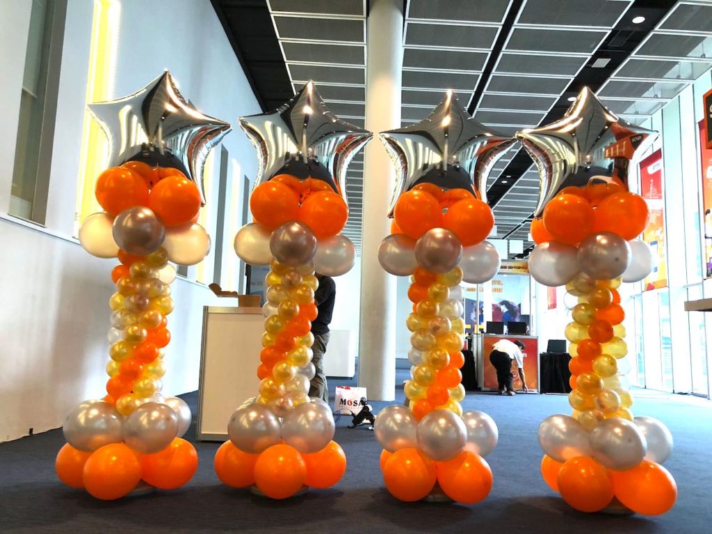 oranje ballonpilaren winkelcentrum events