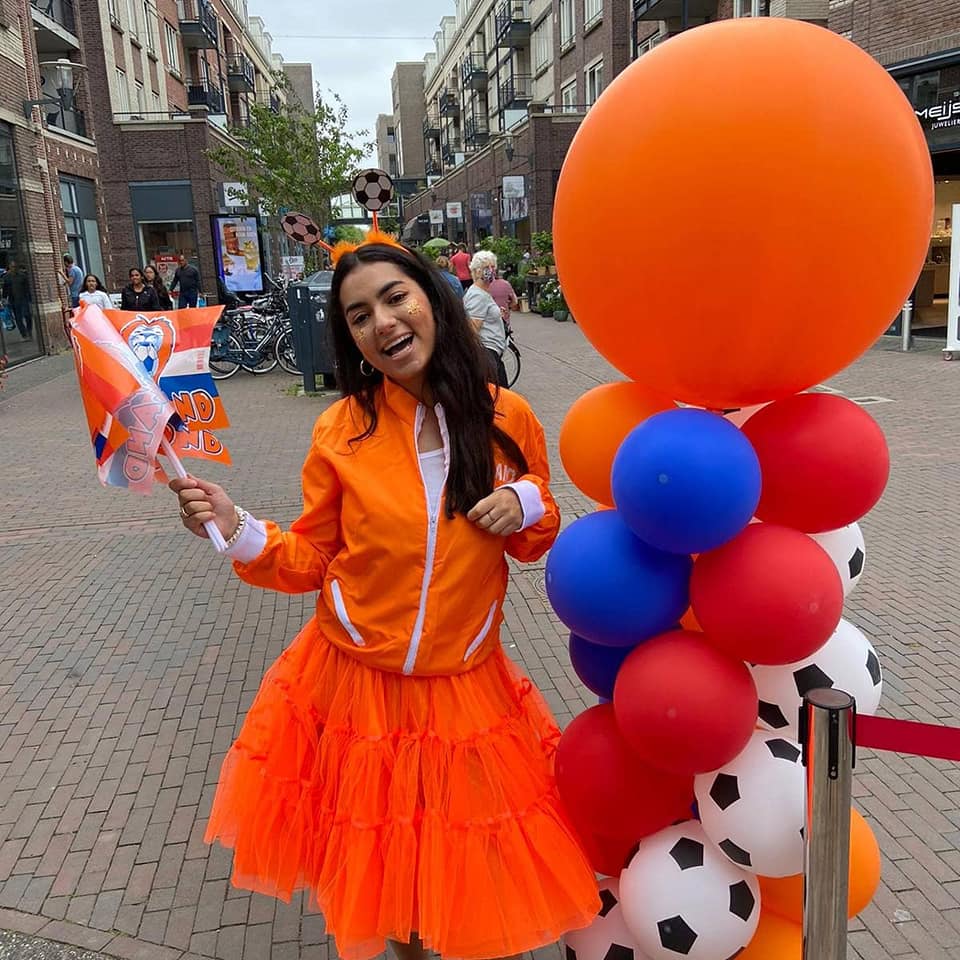 Oranje promotie met balonpilaar
